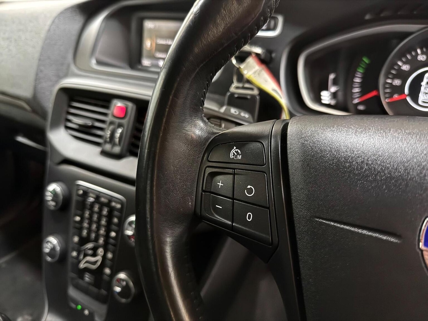 Used Volvo V40 2013 for sale - 77721256: Photo 31