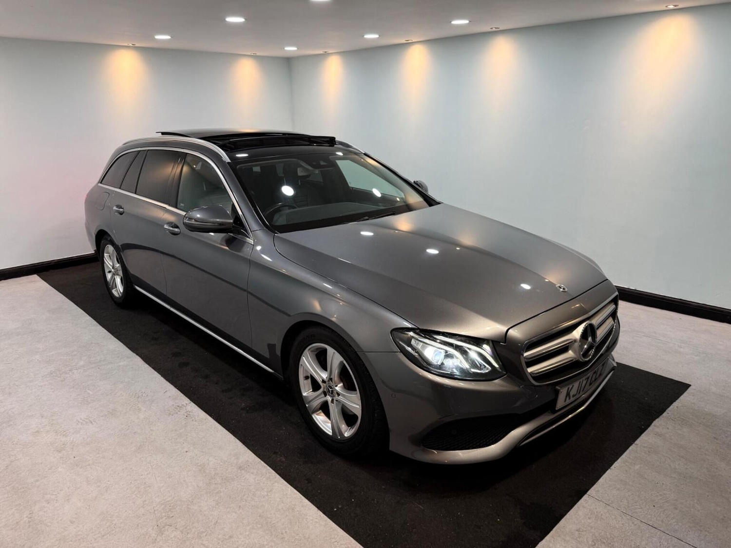 Used Mercedes-Benz E Class 2017 for sale - 77271019: Photo 2