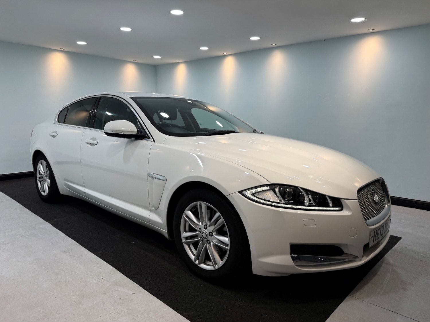 Used Jaguar XF 2013 for sale - 76741376: Photo 1