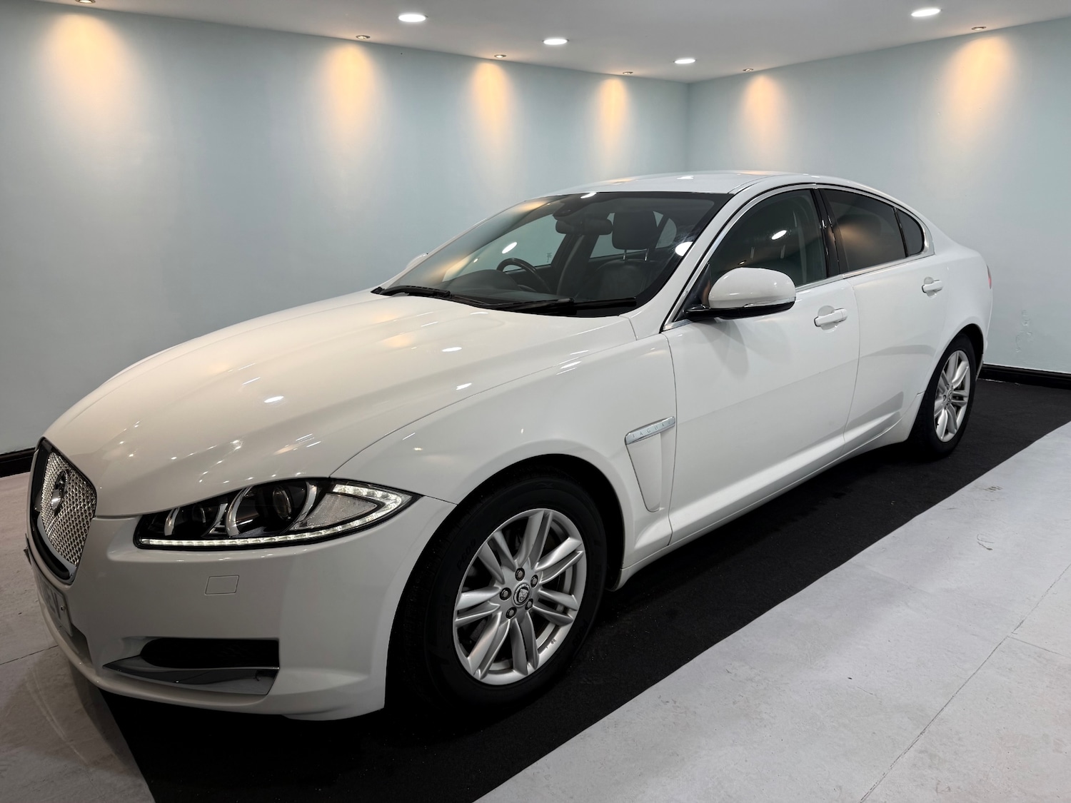 Used Jaguar XF 2013 for sale - 76741376: Photo 3