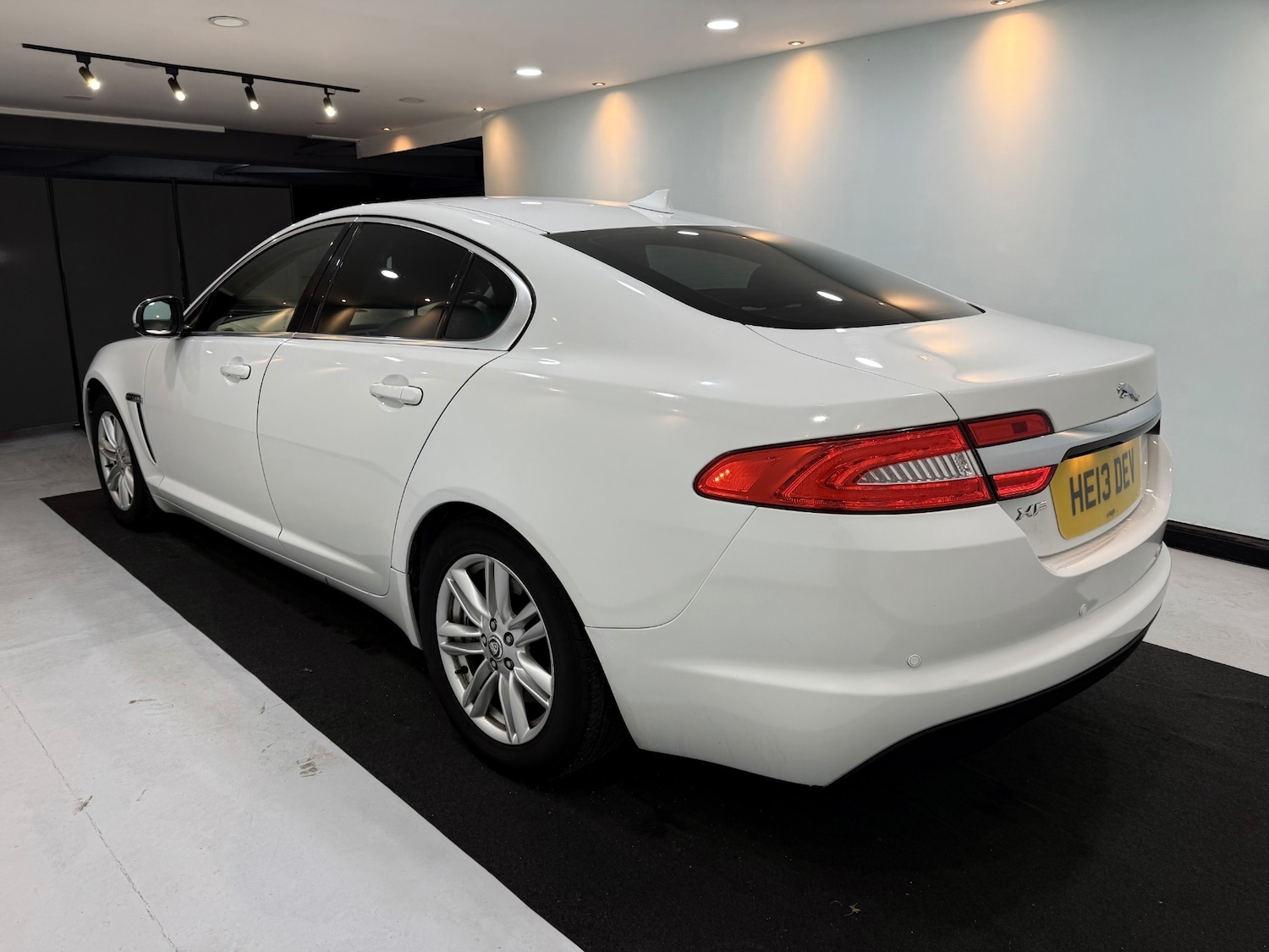Used Jaguar XF 2013 for sale - 76741376: Photo 4