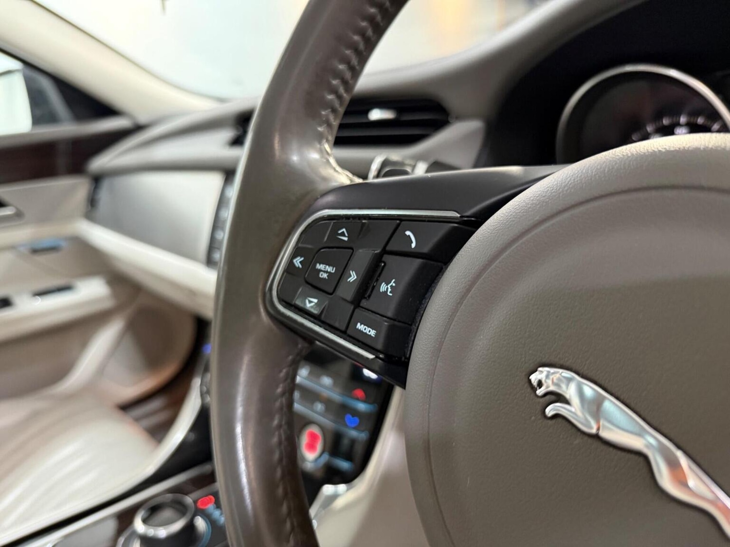 Used Jaguar XF 2017 for sale - 76785059: Photo 24