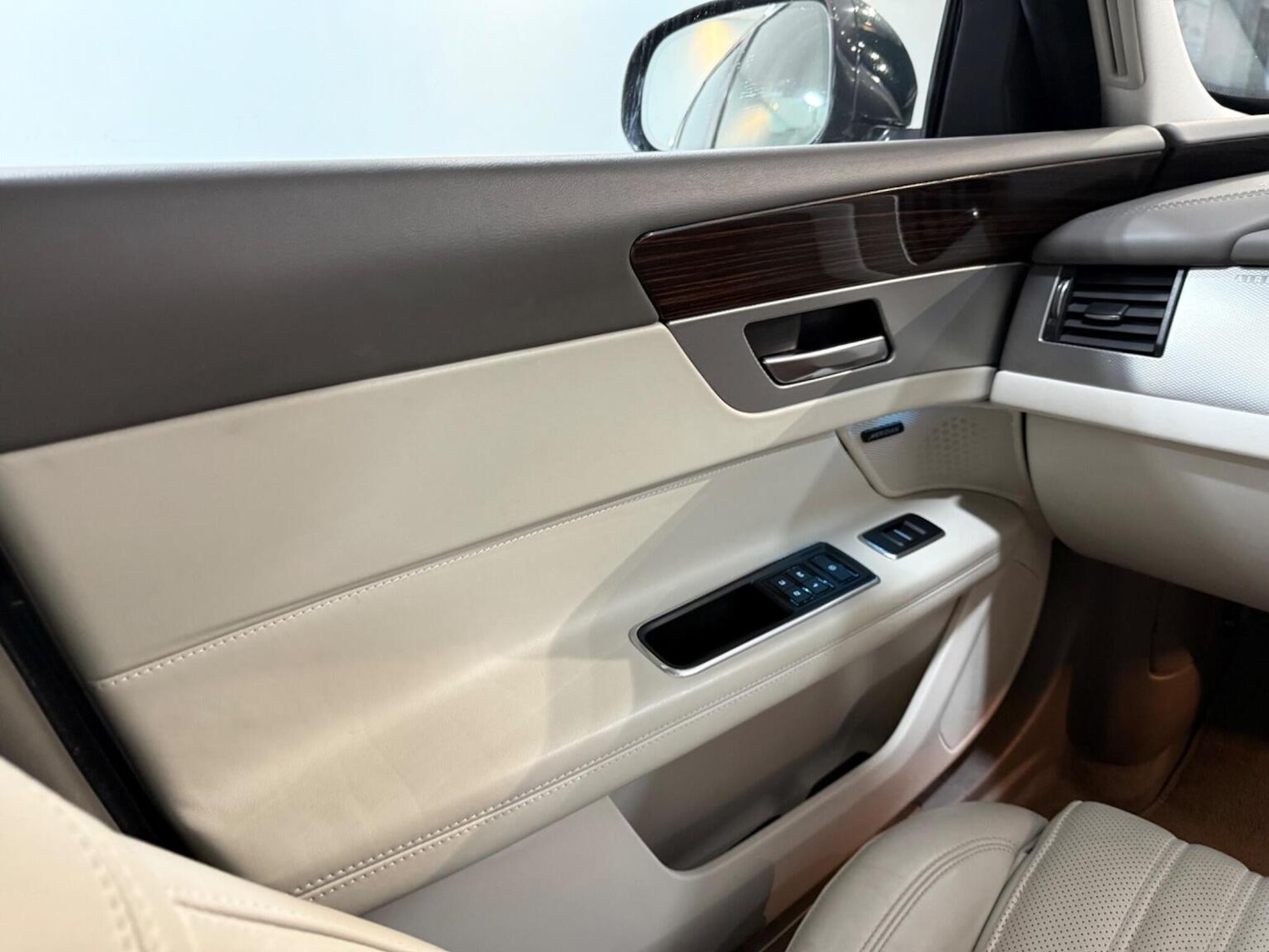 Used Jaguar XF 2017 for sale - 76785059: Photo 25