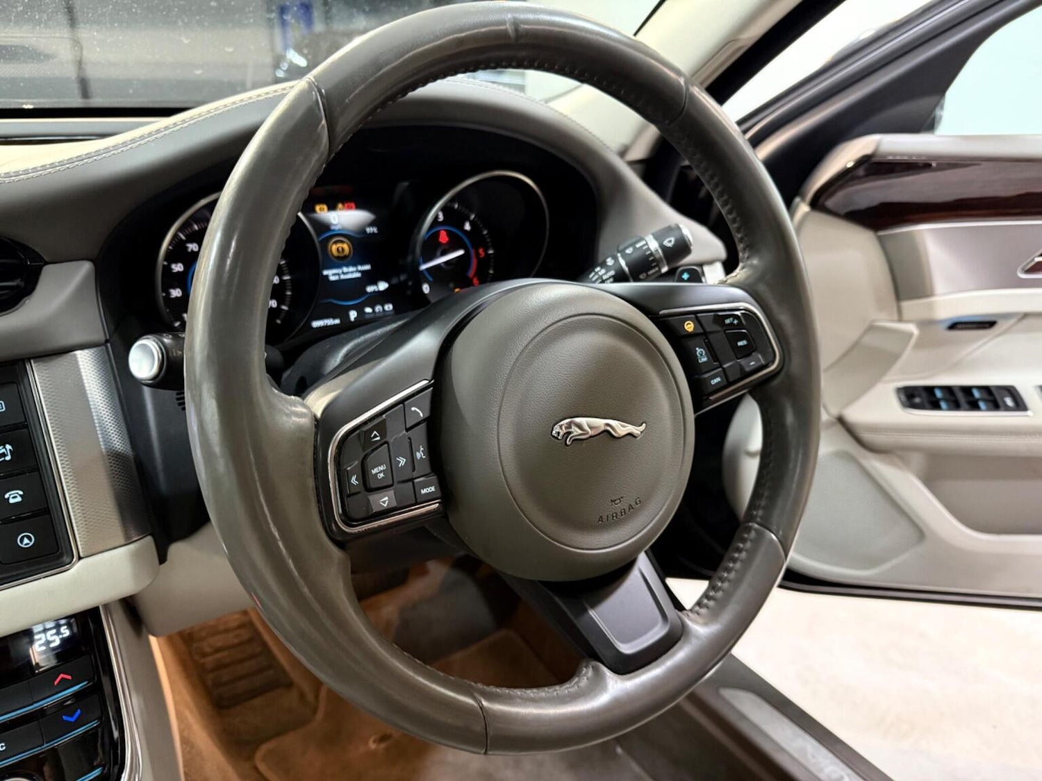 Used Jaguar XF 2017 for sale - 76785059: Photo 38