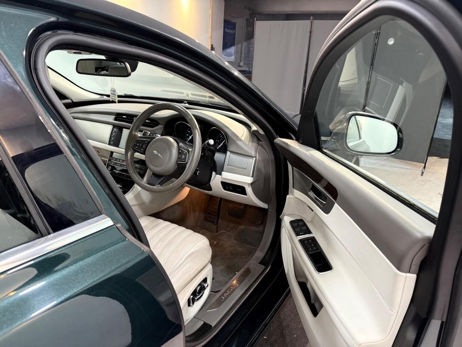 Used Jaguar XF 2017 for sale - 76785059: Photo 49