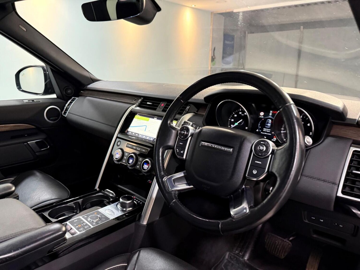 Used Land Rover Discovery 2017 for sale - 77881060: Photo 11