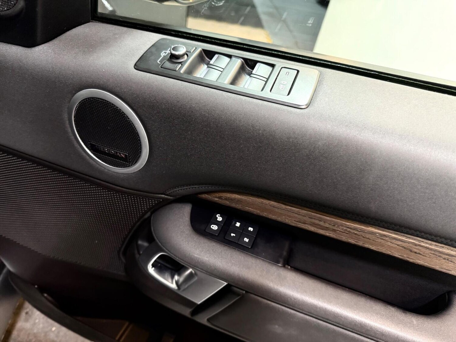 Used Land Rover Discovery 2017 for sale - 77881060: Photo 35