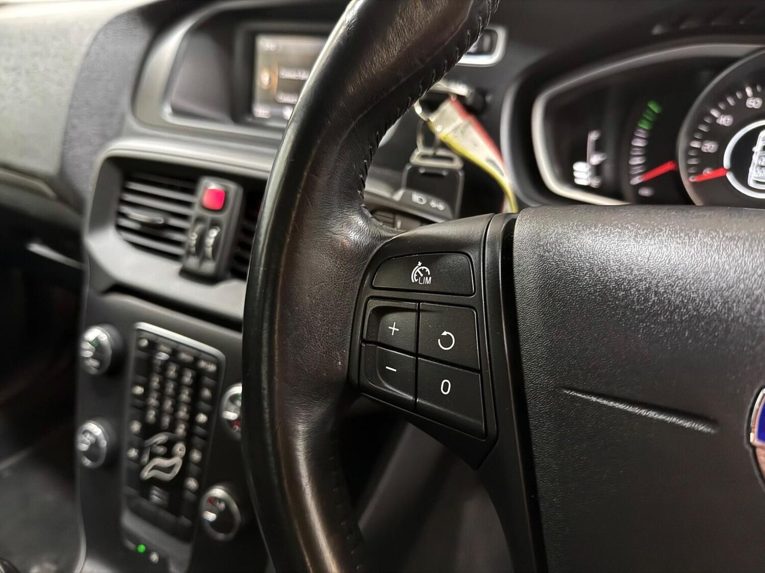 Used Volvo V40 2013 for sale - 78070514: Photo 31