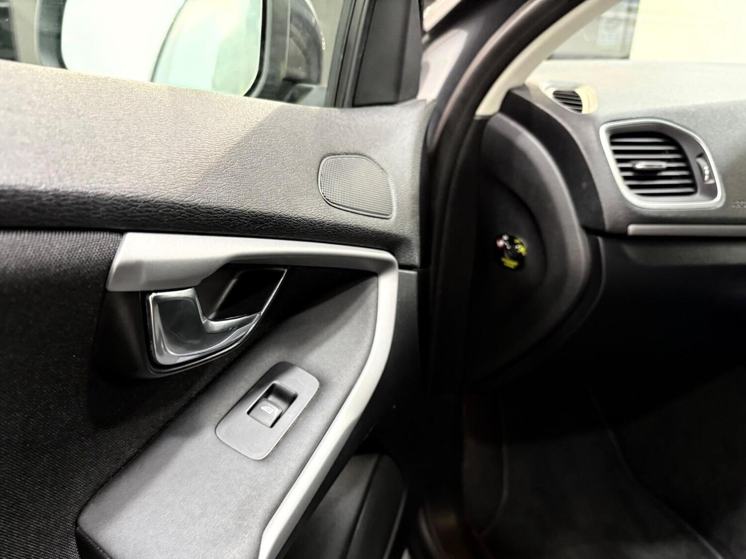 Used Volvo V40 2013 for sale - 78070514: Photo 45