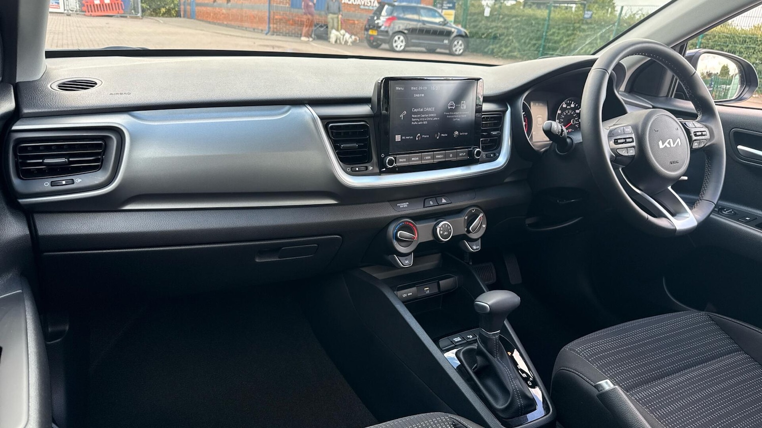 Used Kia Stonic 2023 for sale - 76371125: Photo 3