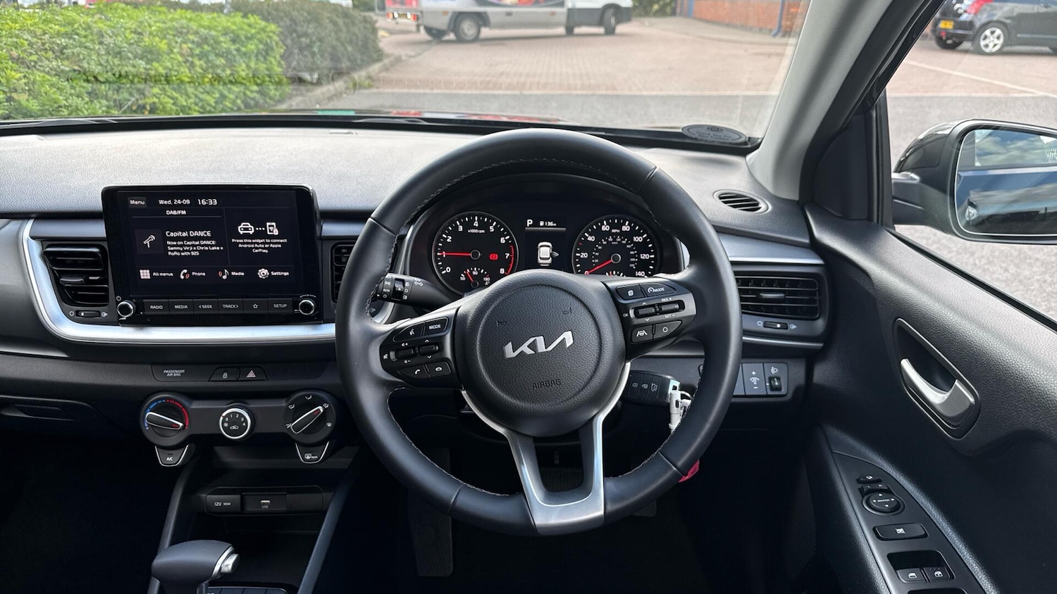 Used Kia Stonic 2023 for sale - 76371125: Photo 31