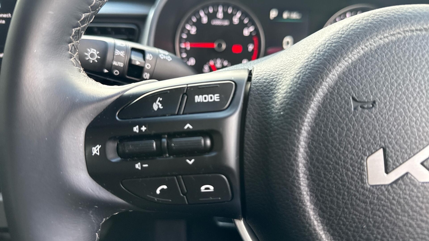 Used Kia Stonic 2023 for sale - 76371125: Photo 38