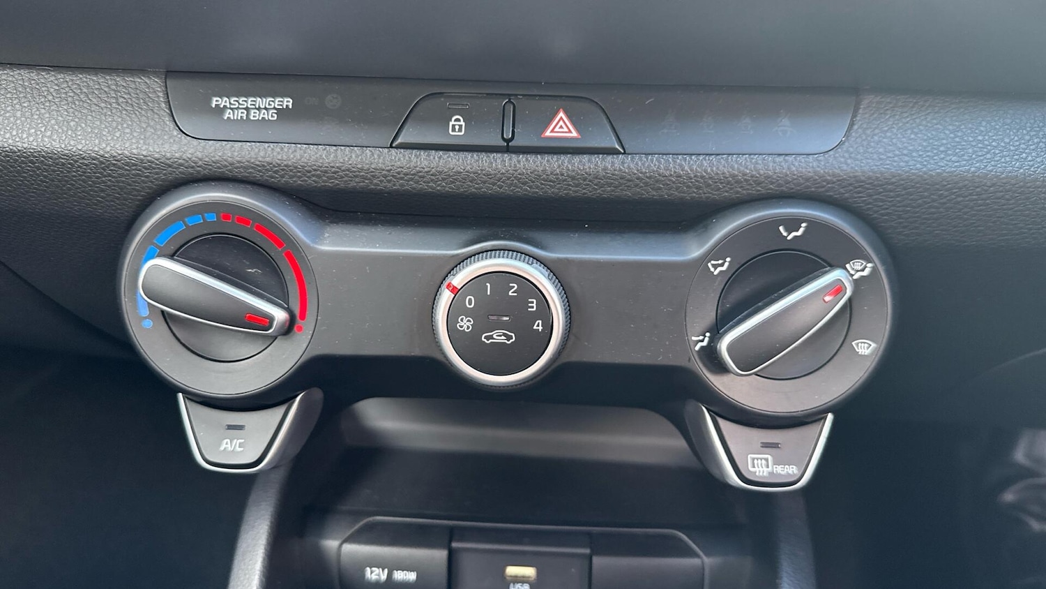 Used Kia Stonic 2023 for sale - 76371125: Photo 40