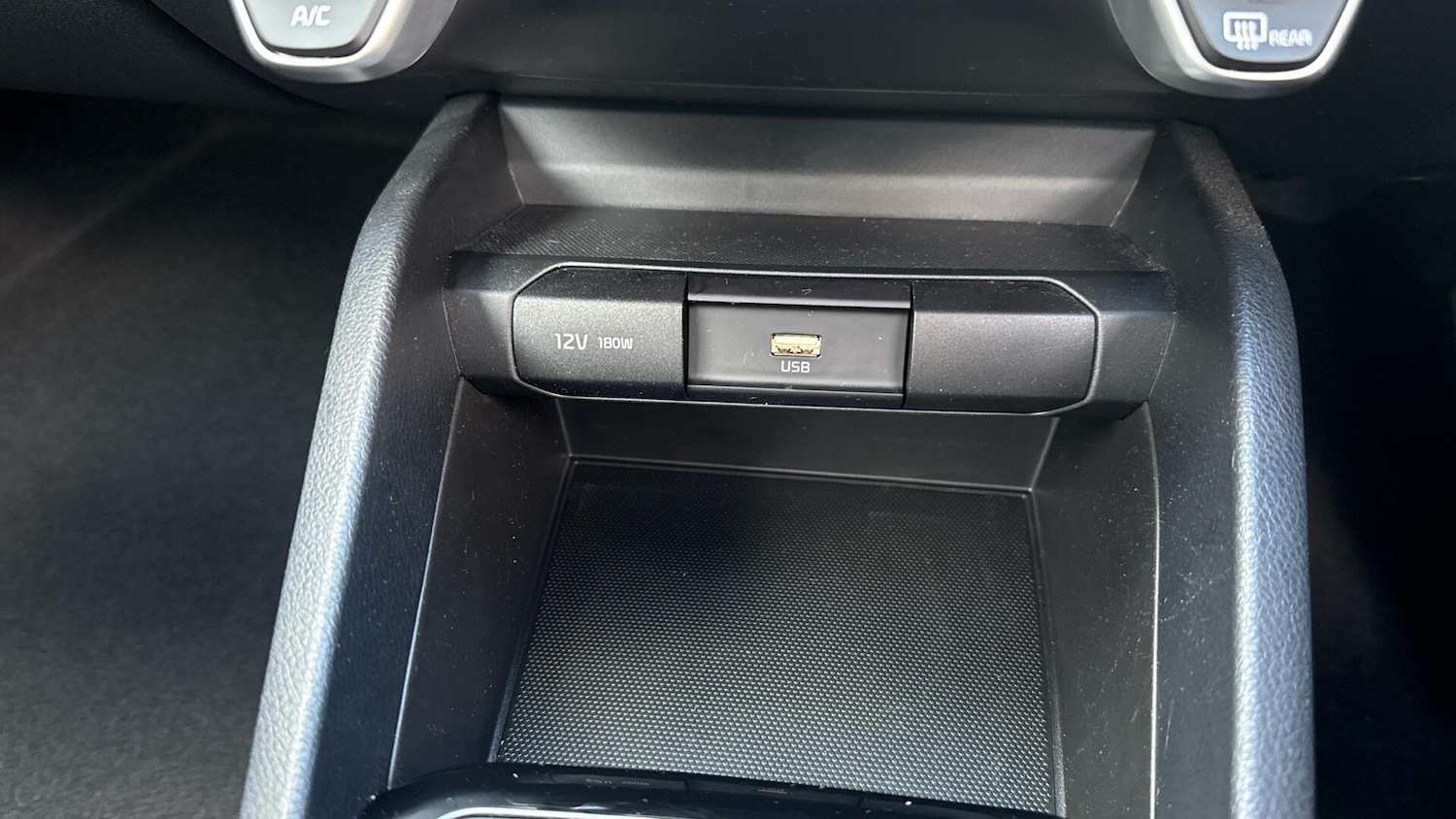 Used Kia Stonic 2023 for sale - 76371125: Photo 41