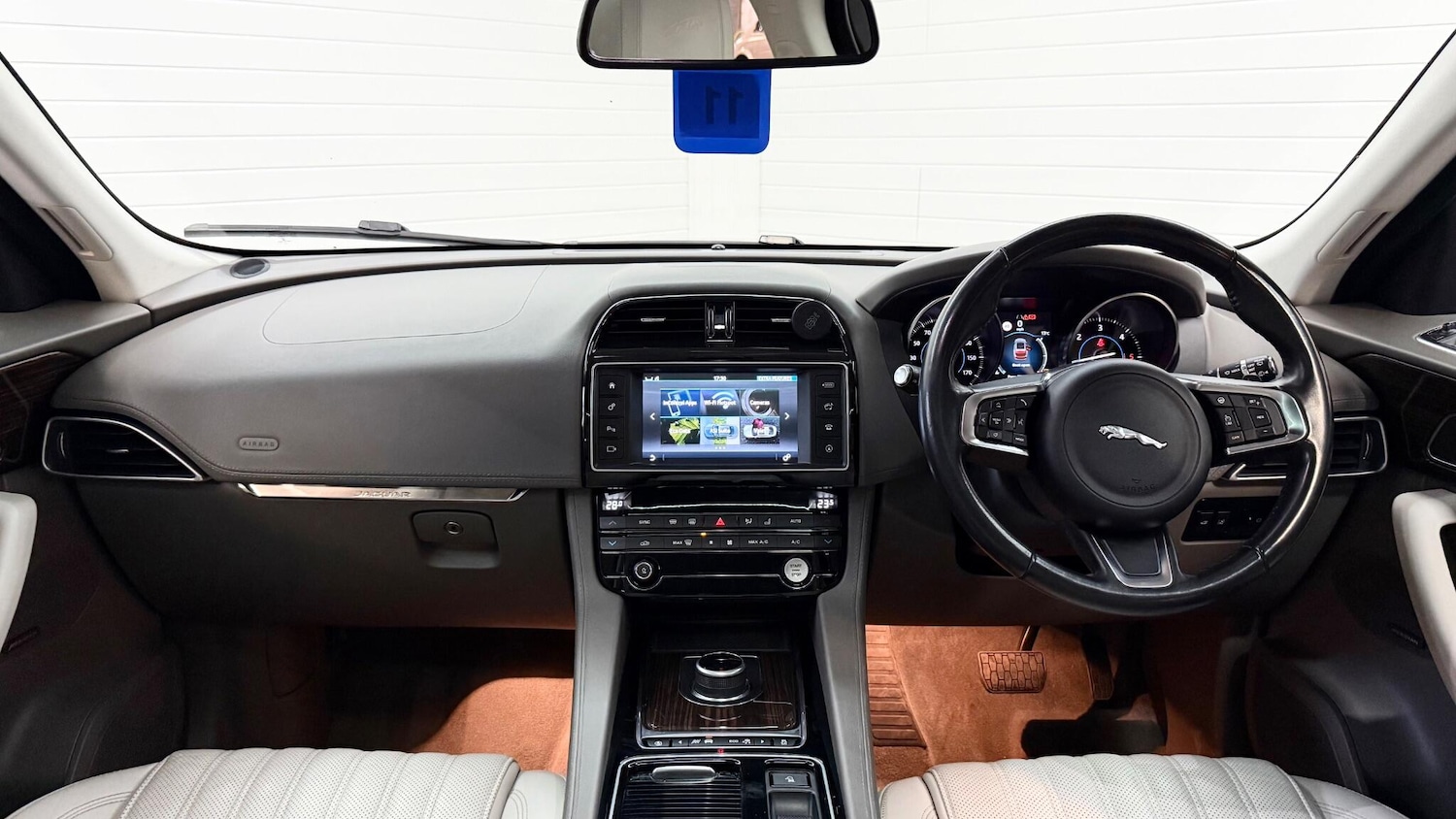 Used Jaguar F-Pace 2018 for sale - 76370353: Photo 2