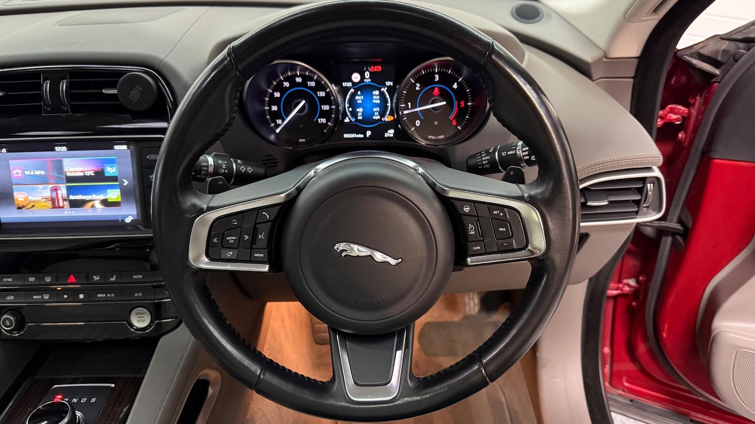 Used Jaguar F-Pace 2018 for sale - 76370353: Photo 32