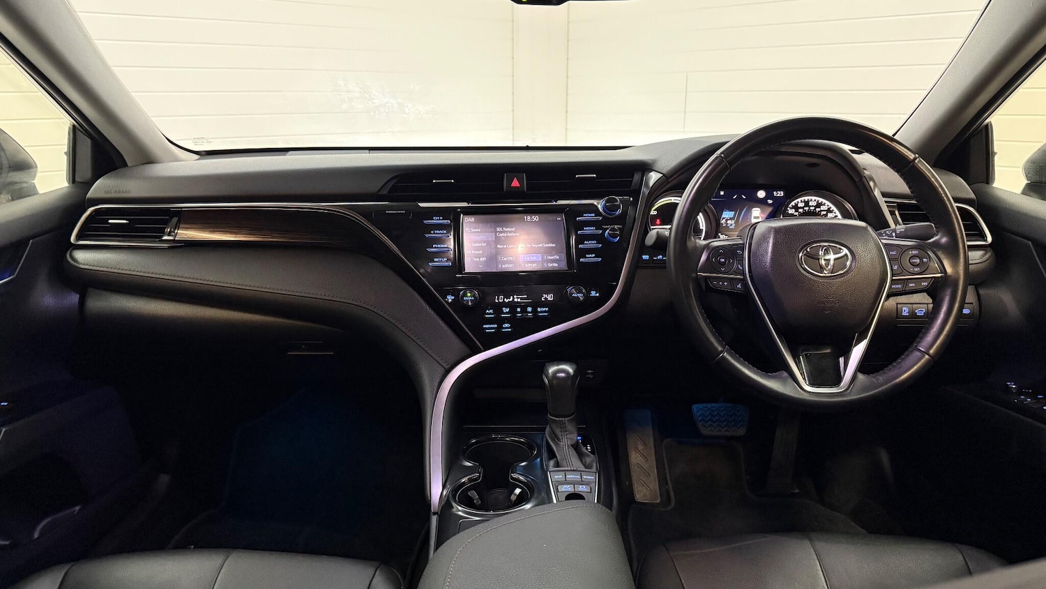 Used Toyota Camry 2021 for sale - 76964510: Photo 2