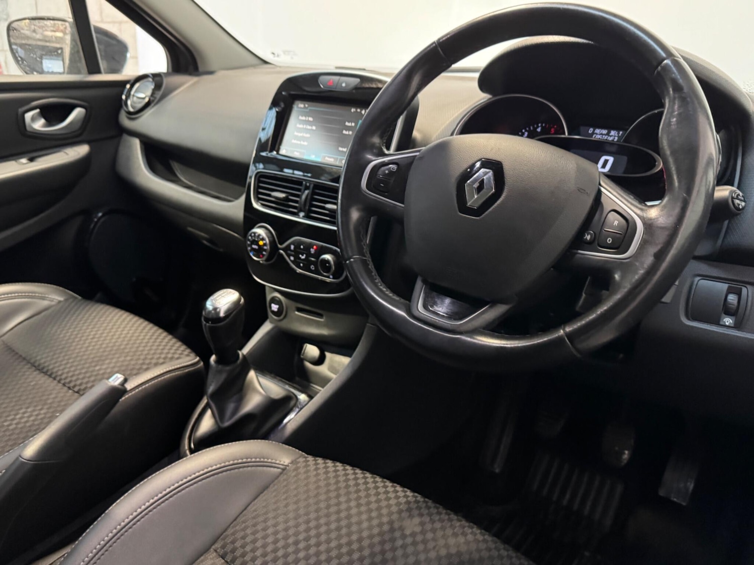Used Renault Clio 2017 for sale - 77526260: Photo 4