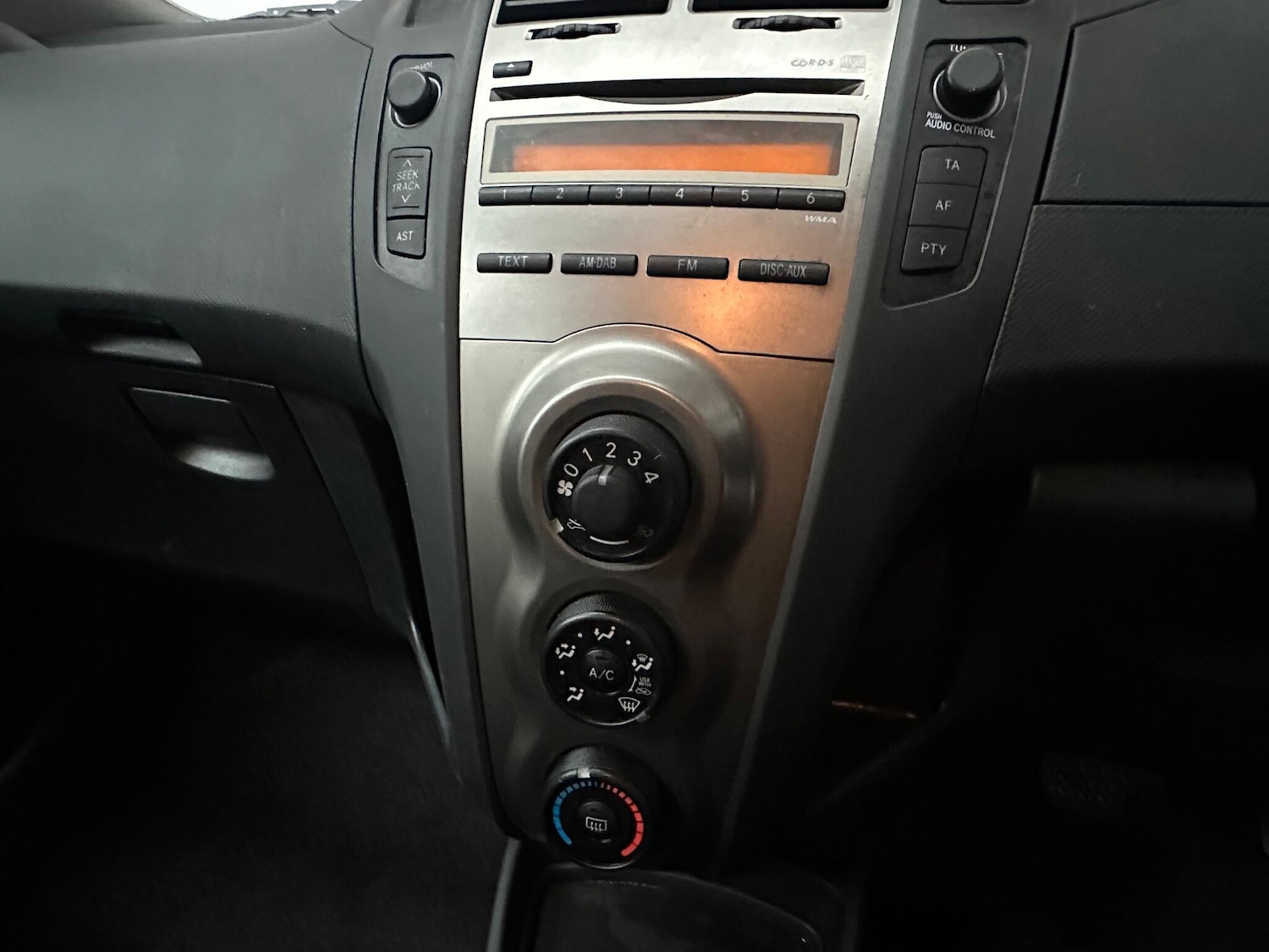 Used Toyota Yaris 2010 for sale - 76420263: Photo 13