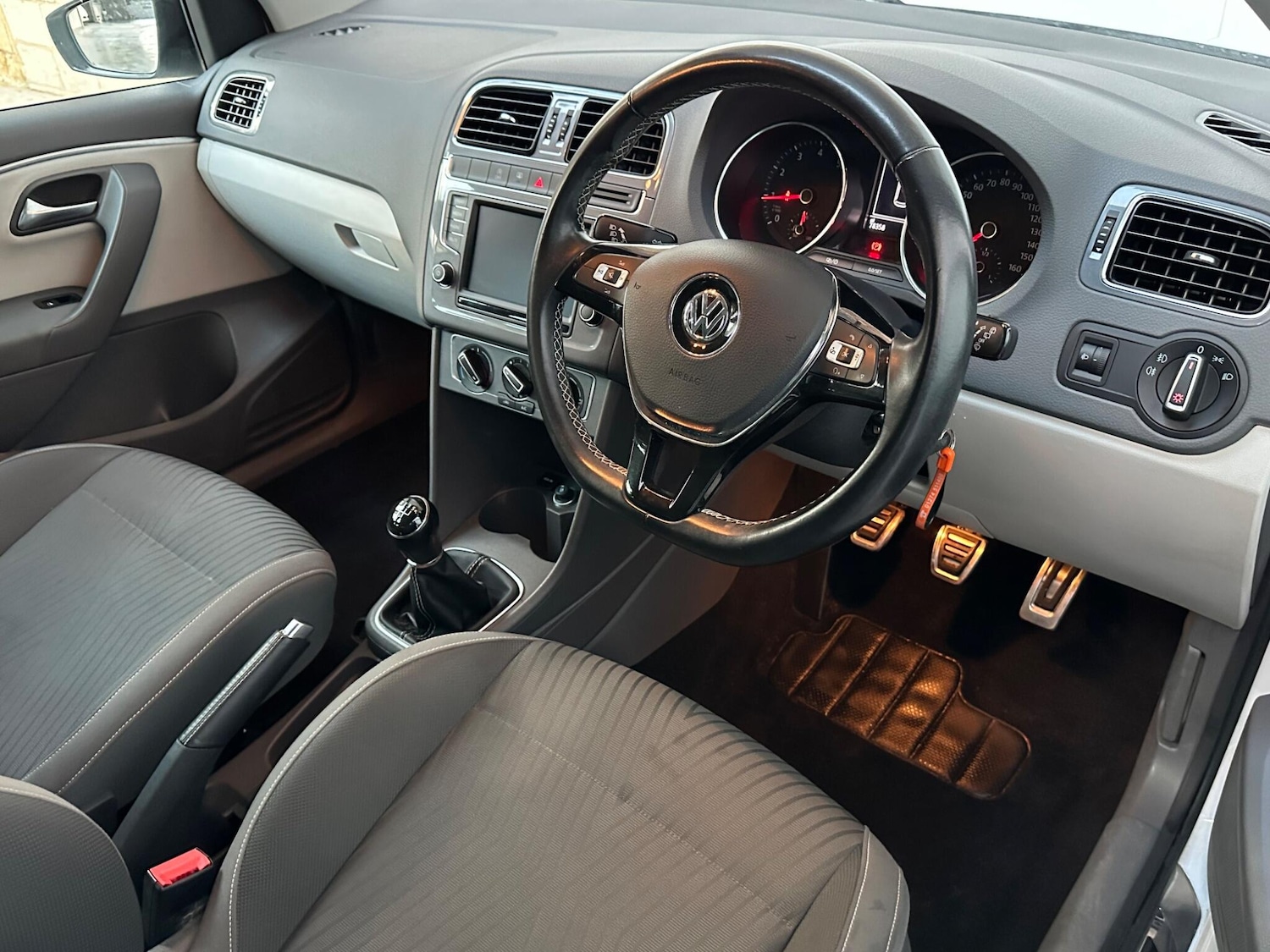 Used Volkswagen Polo 2015 for sale - 77269460: Photo 4