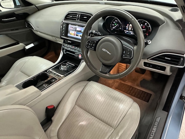 Used Jaguar XE 2016 for sale - 76176223: Photo 4