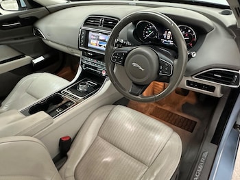 Used Jaguar XE 2016 for sale - 76176223: Photo 4