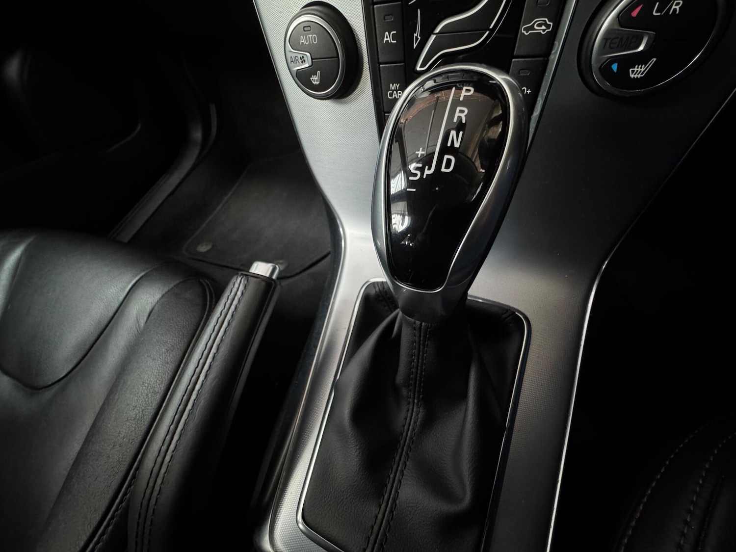 Used Volvo V40 2017 for sale - 77995194: Photo 18