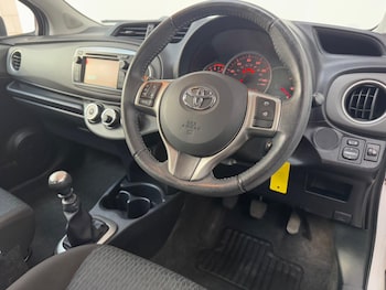 Used Toyota Yaris 2011 for sale - 75993005: Photo