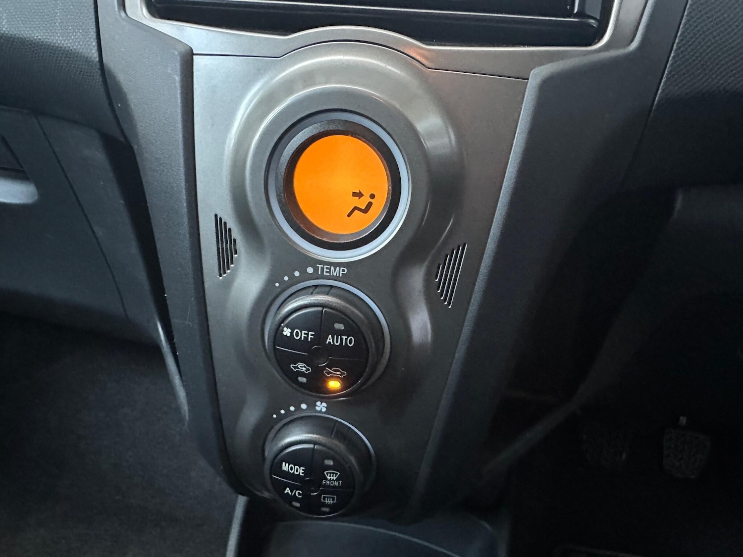 Used Toyota Yaris 2011 for sale - 76338688: Photo 14
