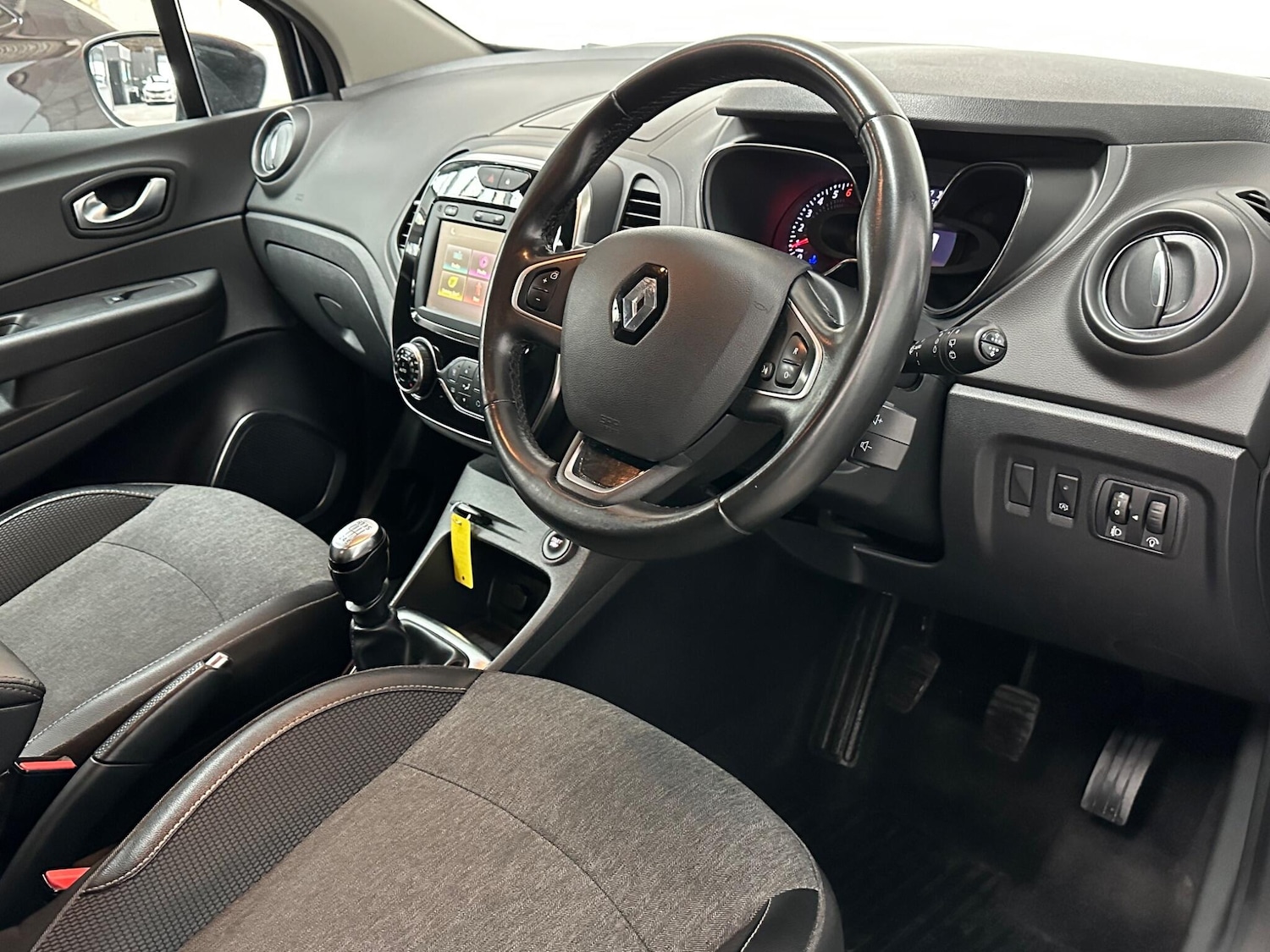 Used Renault Captur 2017 for sale - 78103130: Photo 4