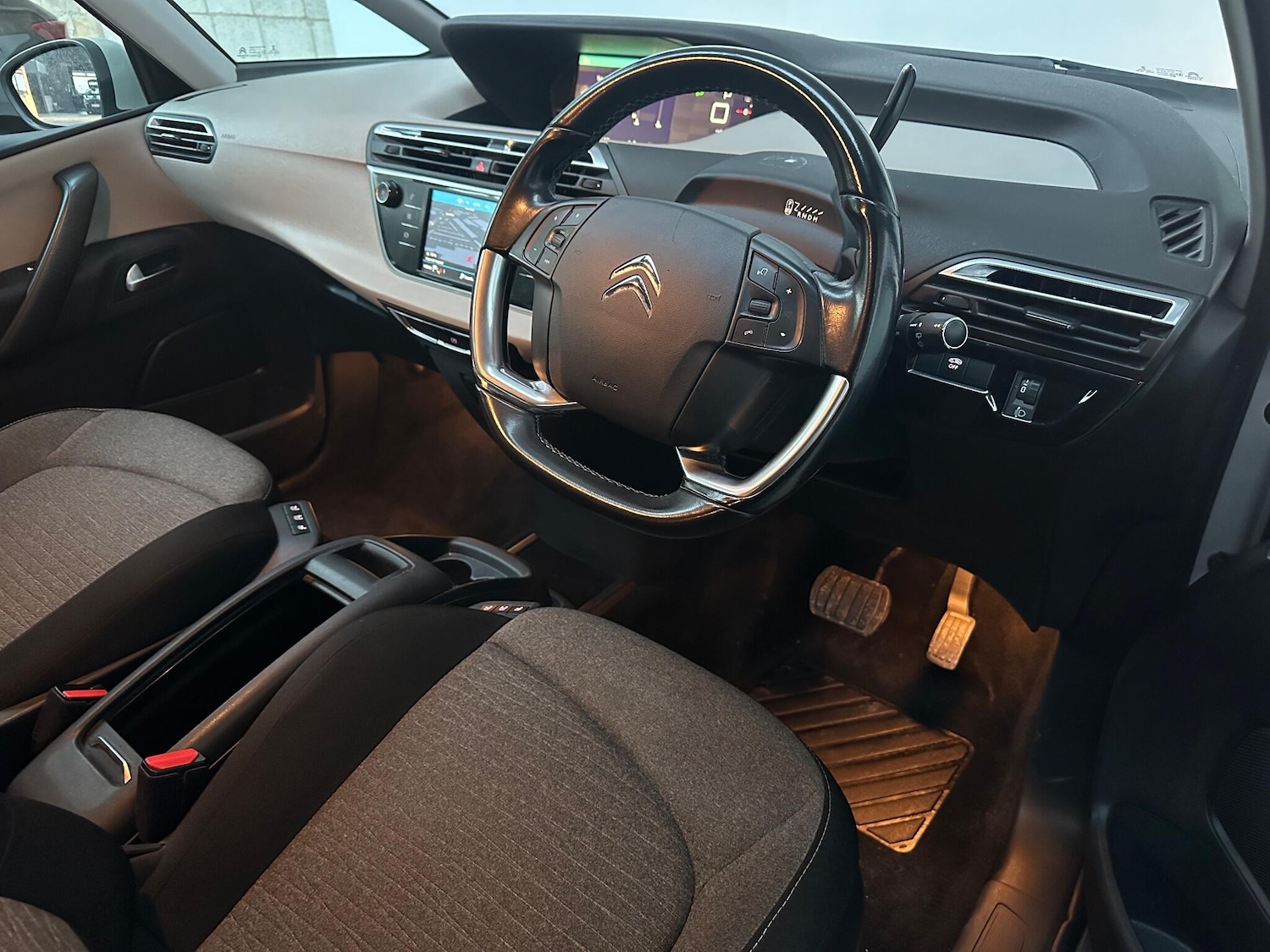 Used Citroen C4 Picasso 2017 for sale - 77232330: Photo 4