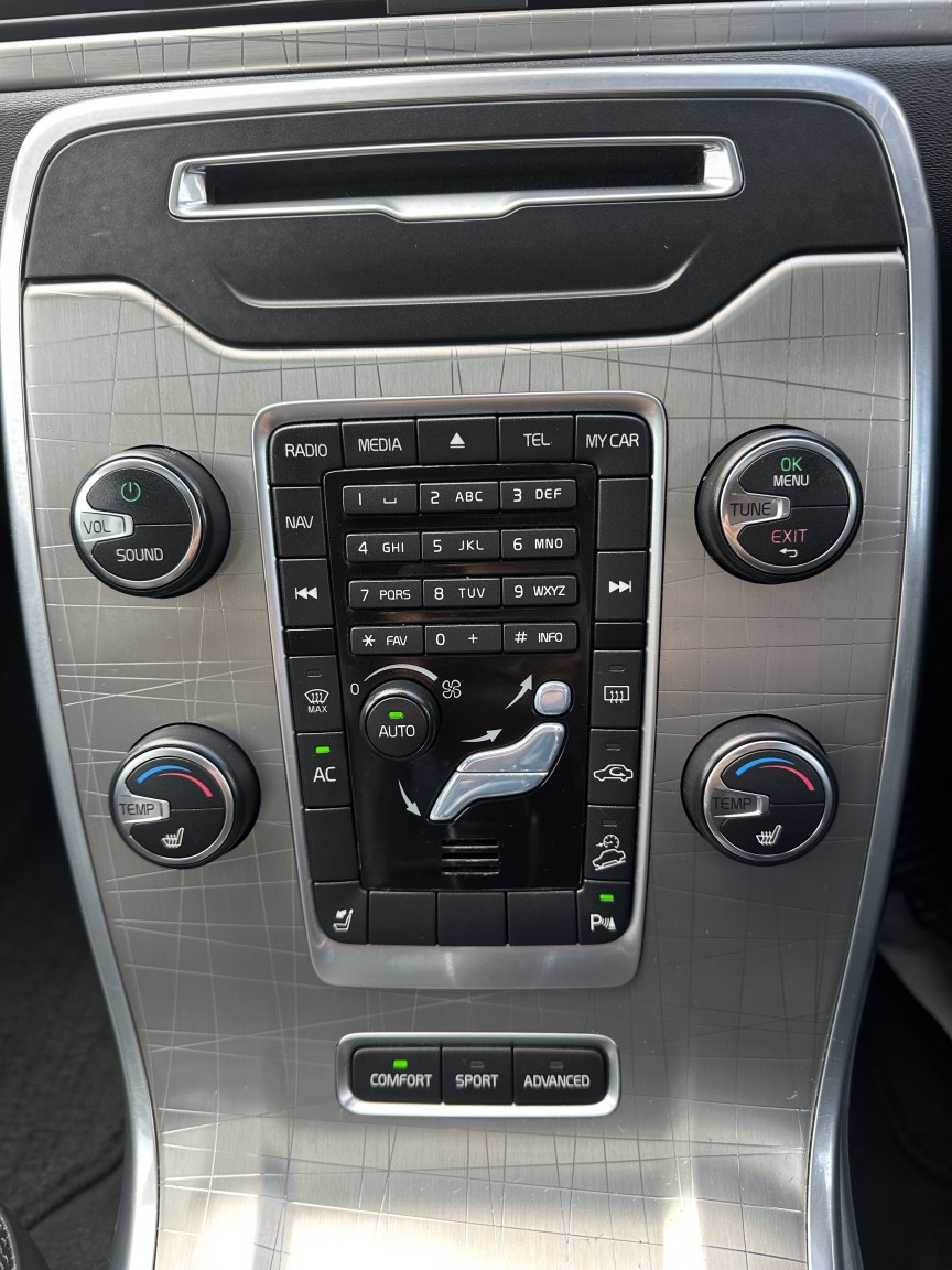 Used Volvo XC70 2012 for sale - 77438238: Photo 9