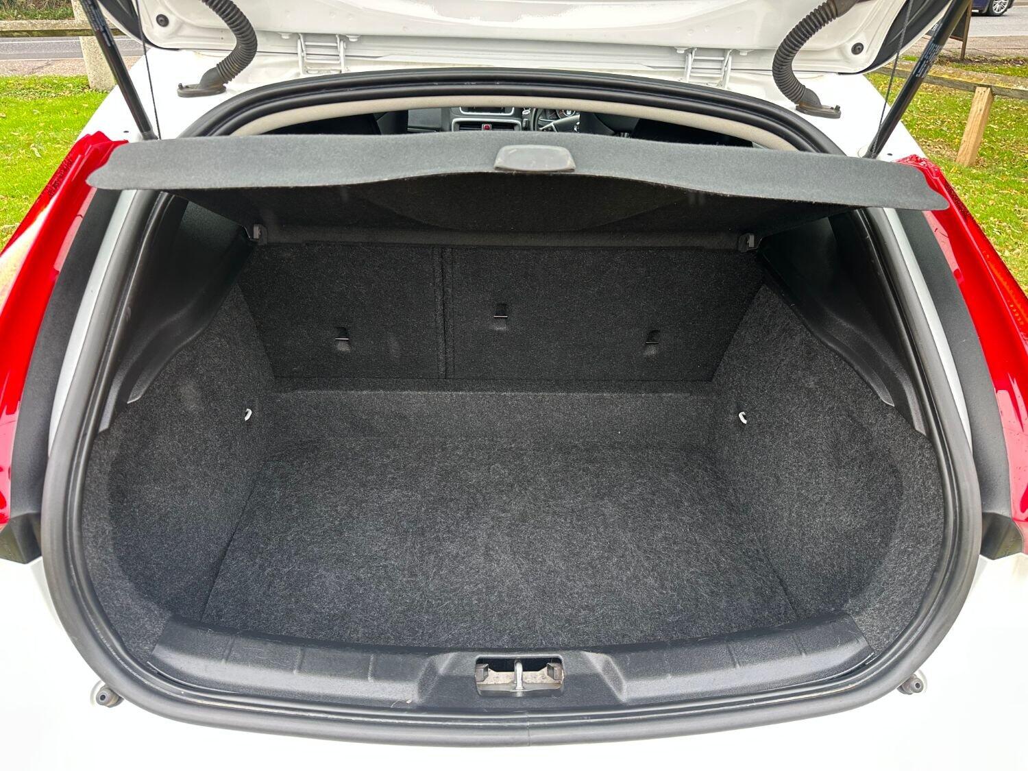 Used Volvo V40 2017 for sale - 76369365: Photo 18