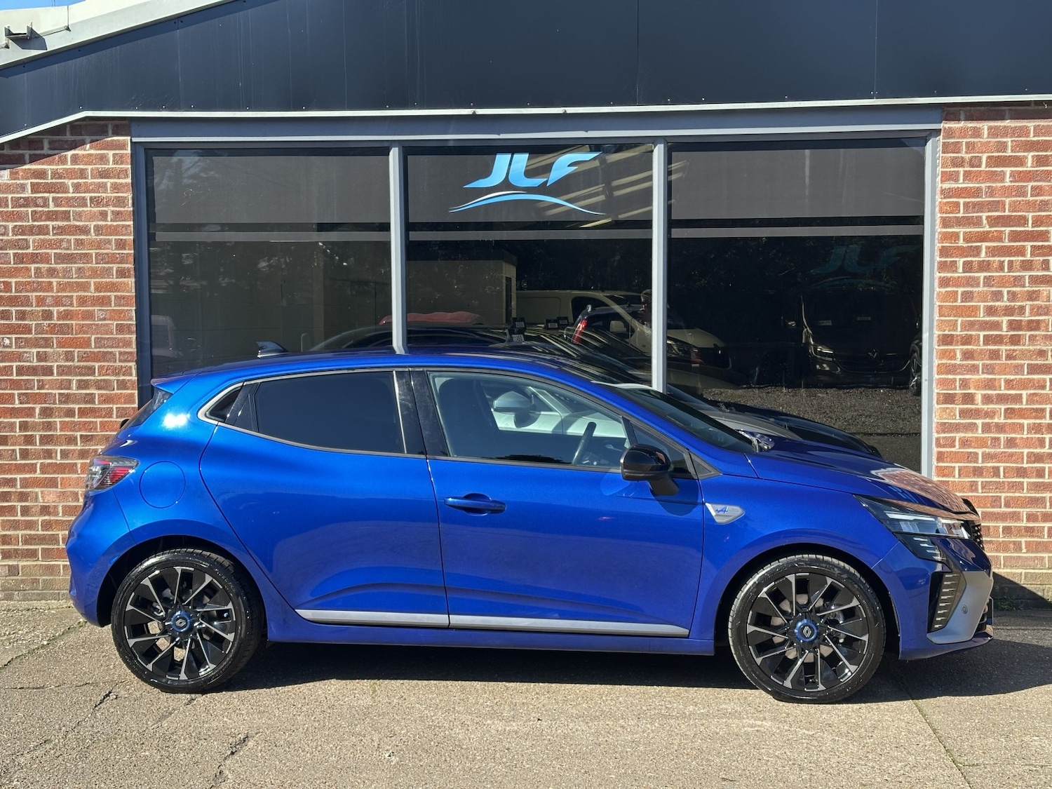 Used Renault Clio 2024 for sale - 77977069: Photo 2