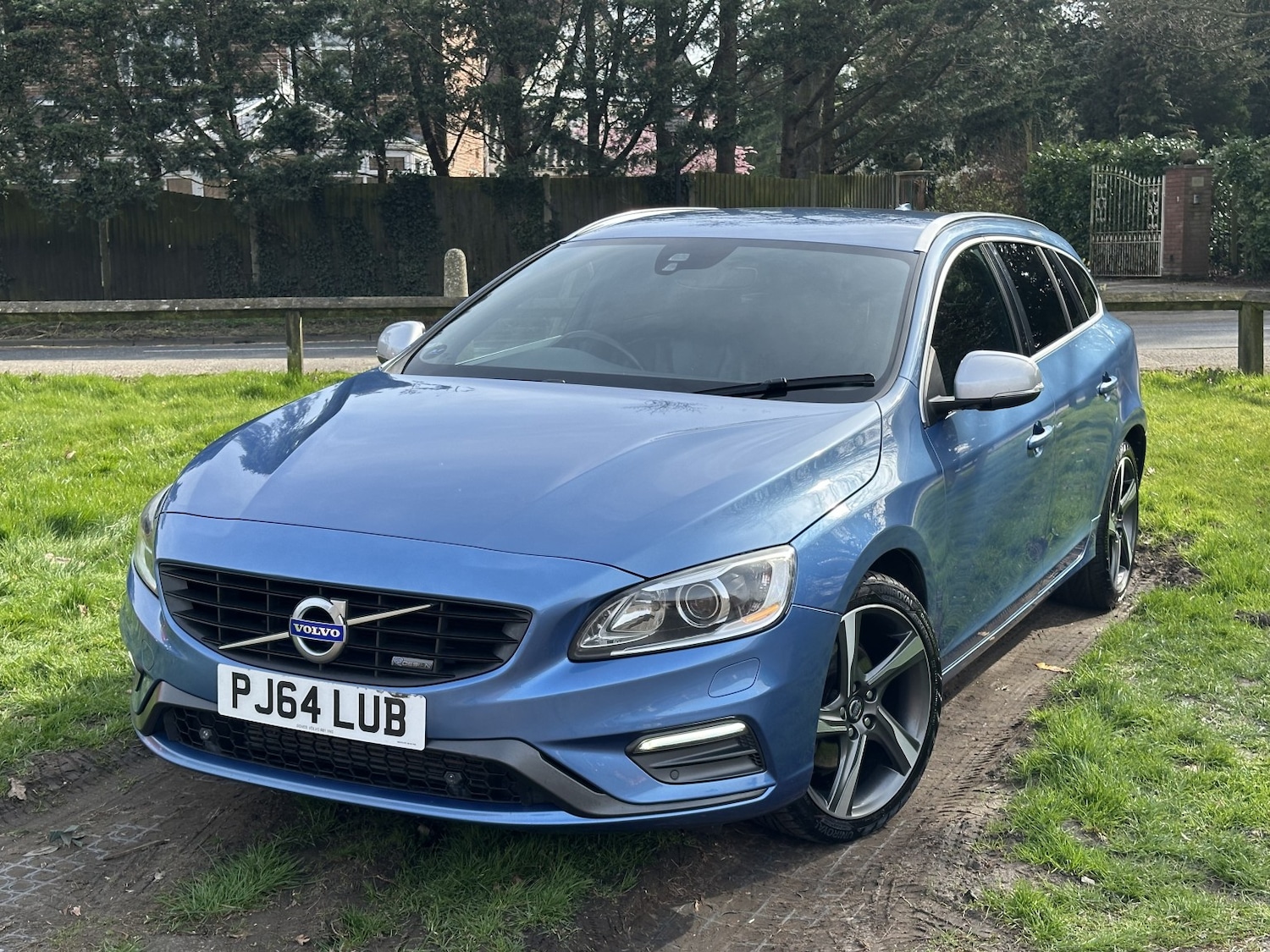 Used Volvo V60 2015 for sale - 77977003: Photo 2