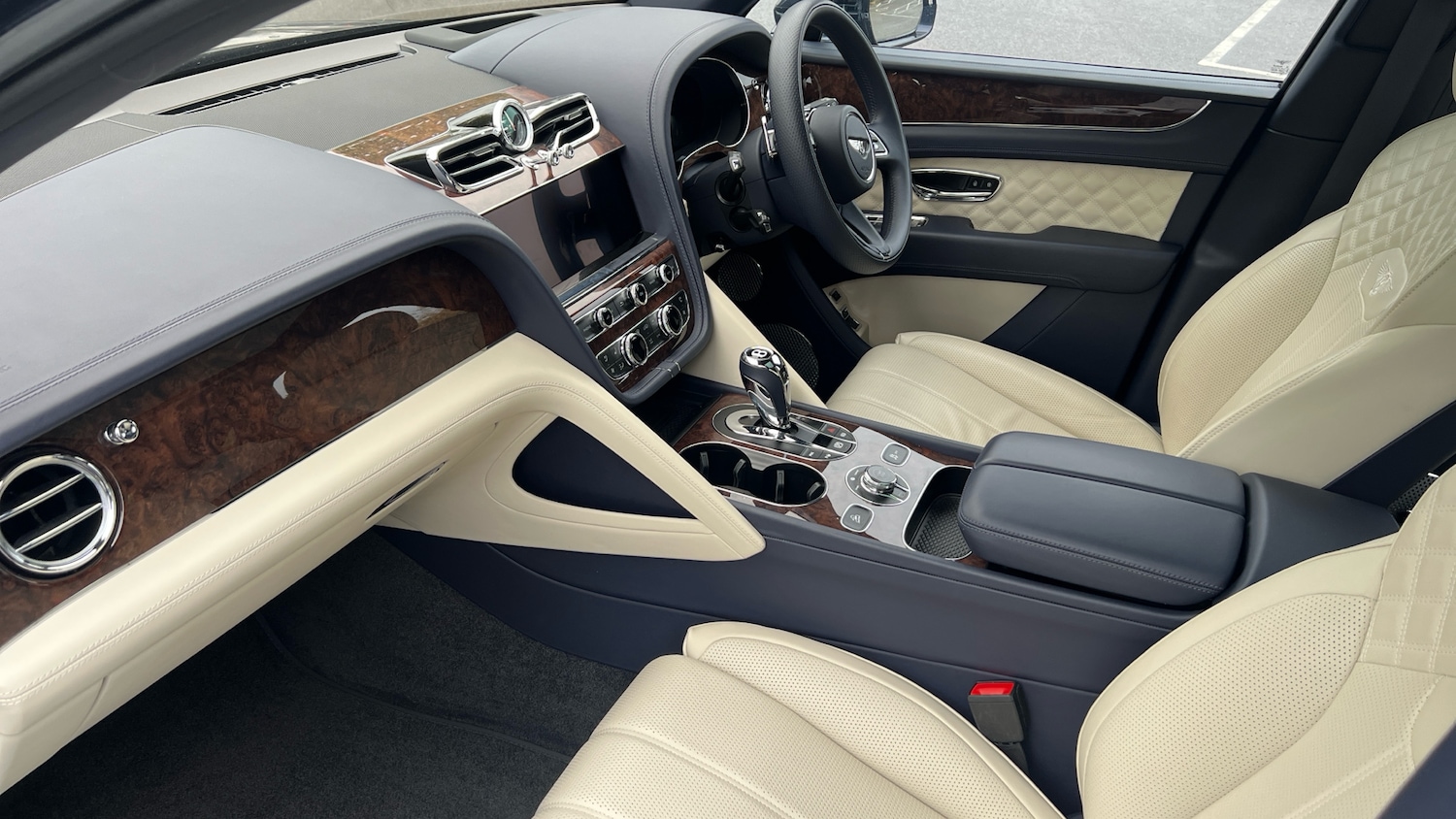 Used Bentley Bentayga 2023 for sale - 76134379: Photo 2