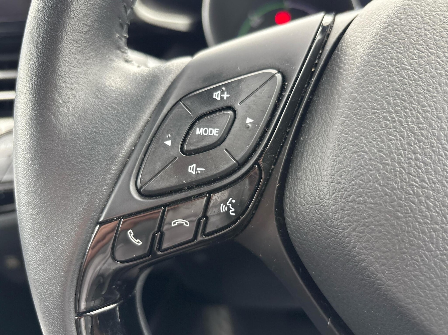 Used Toyota C-HR 2023 for sale - 76410295: Photo 10