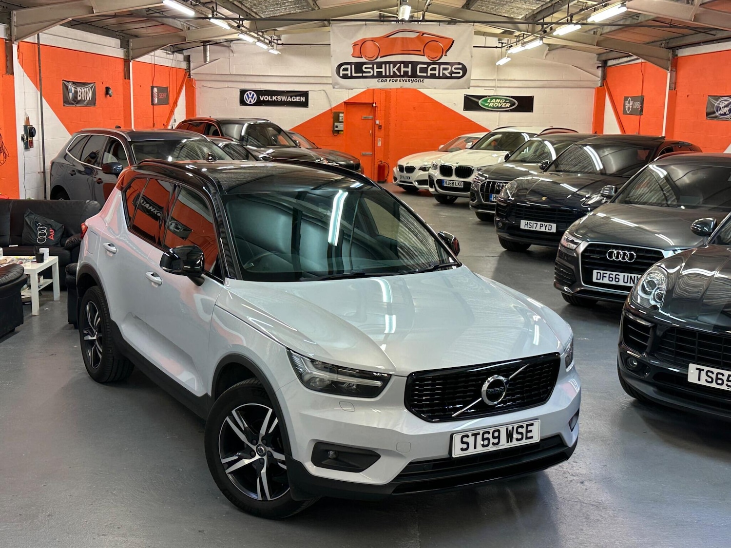Used Volvo XC40 for sale - 76993279: Photo 2