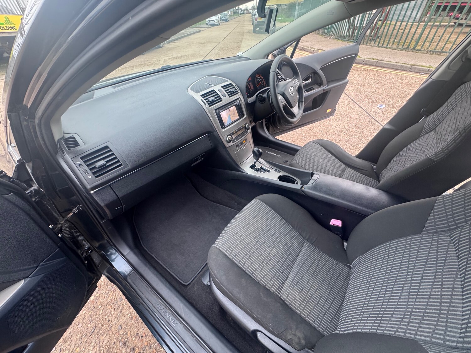 Used Toyota Avensis 2011 for sale - 77485091: Photo 64