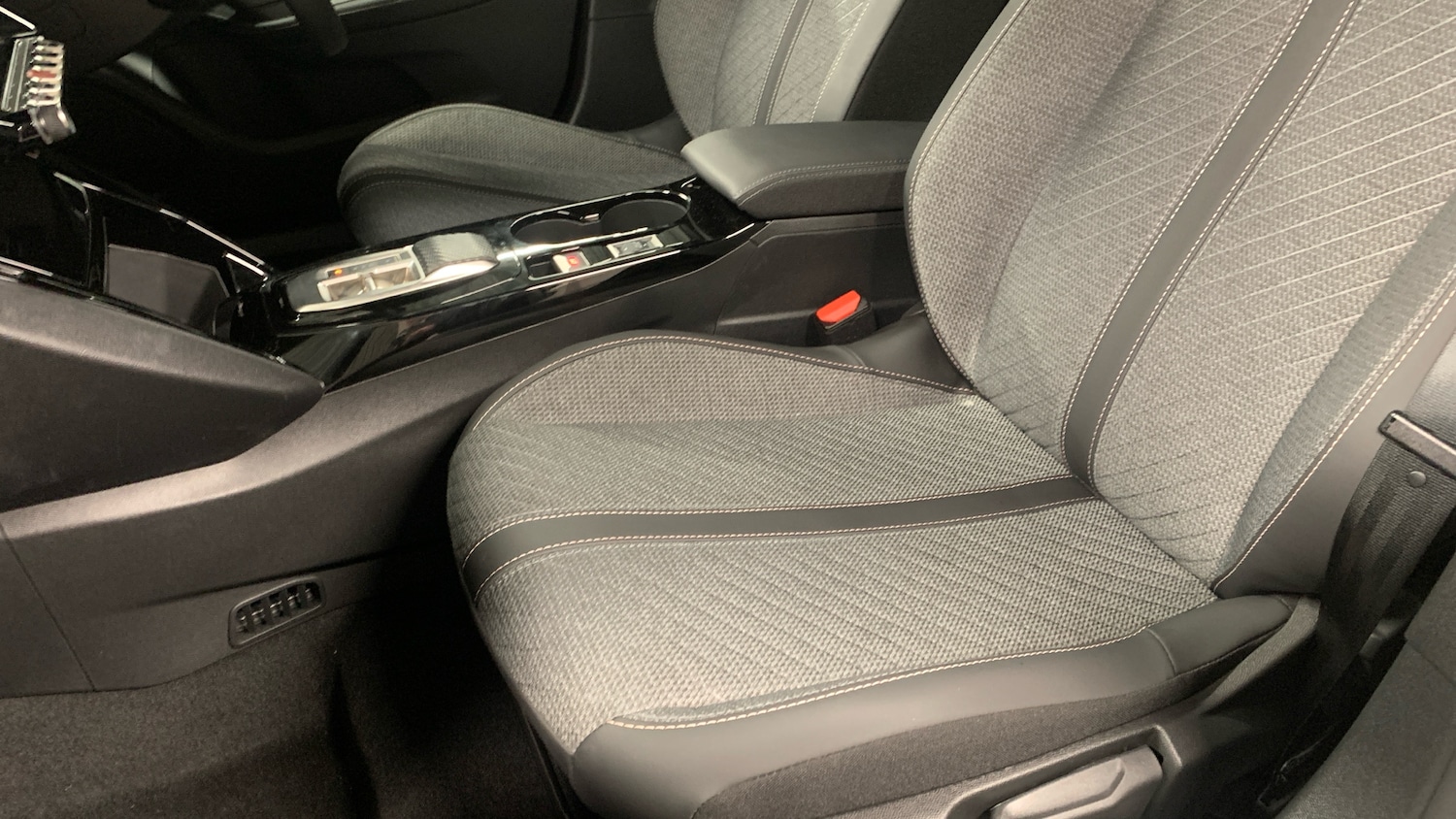 Used Peugeot 2008 2025 for sale - 76856180: Photo 38