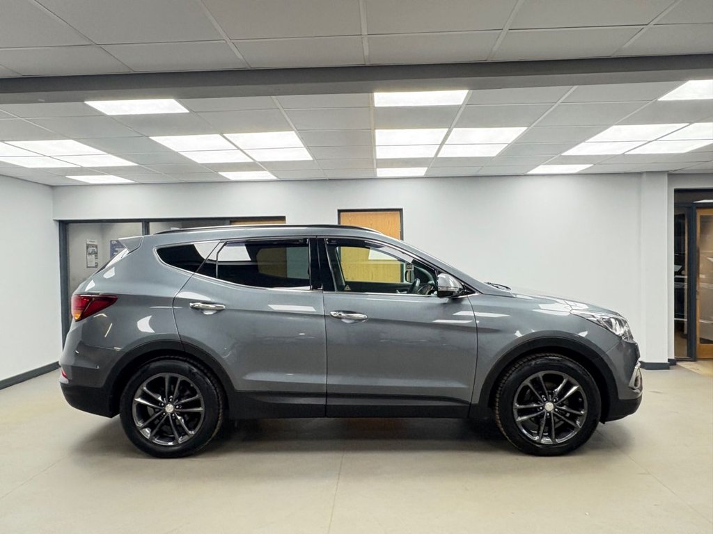 Used Hyundai Santa Fe 2018 for sale - 76582352: Photo 3