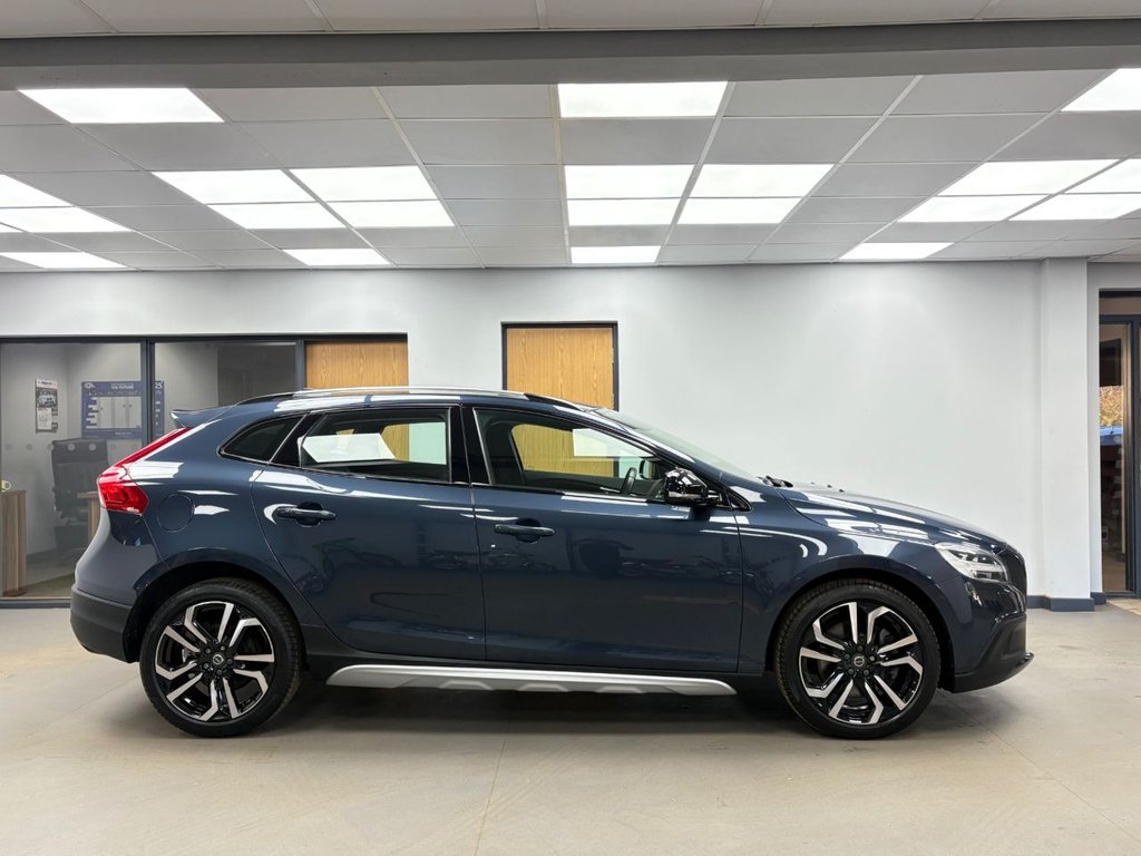 Used Volvo V40 2018 for sale - 76582565: Photo 3