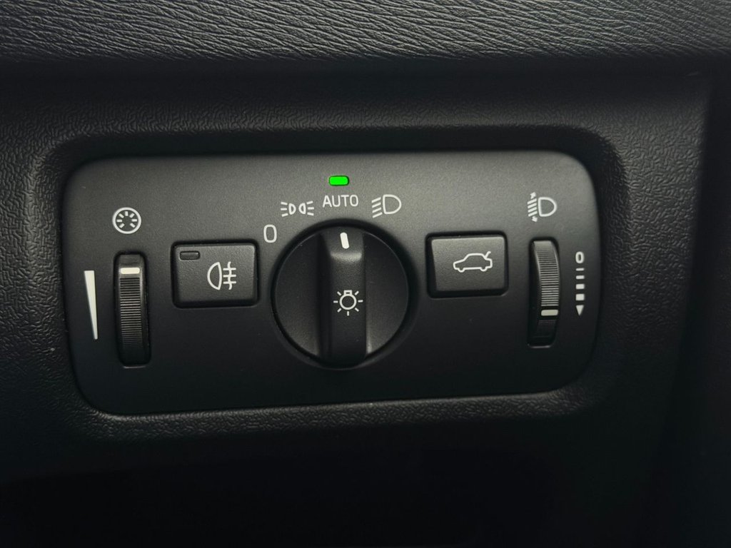 Used Volvo V40 2016 for sale - 77780316: Photo 37