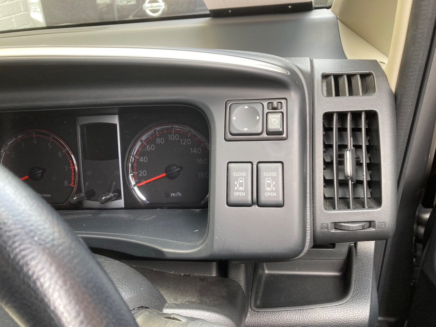 Used Nissan Serena for sale - 76357787: Photo 16