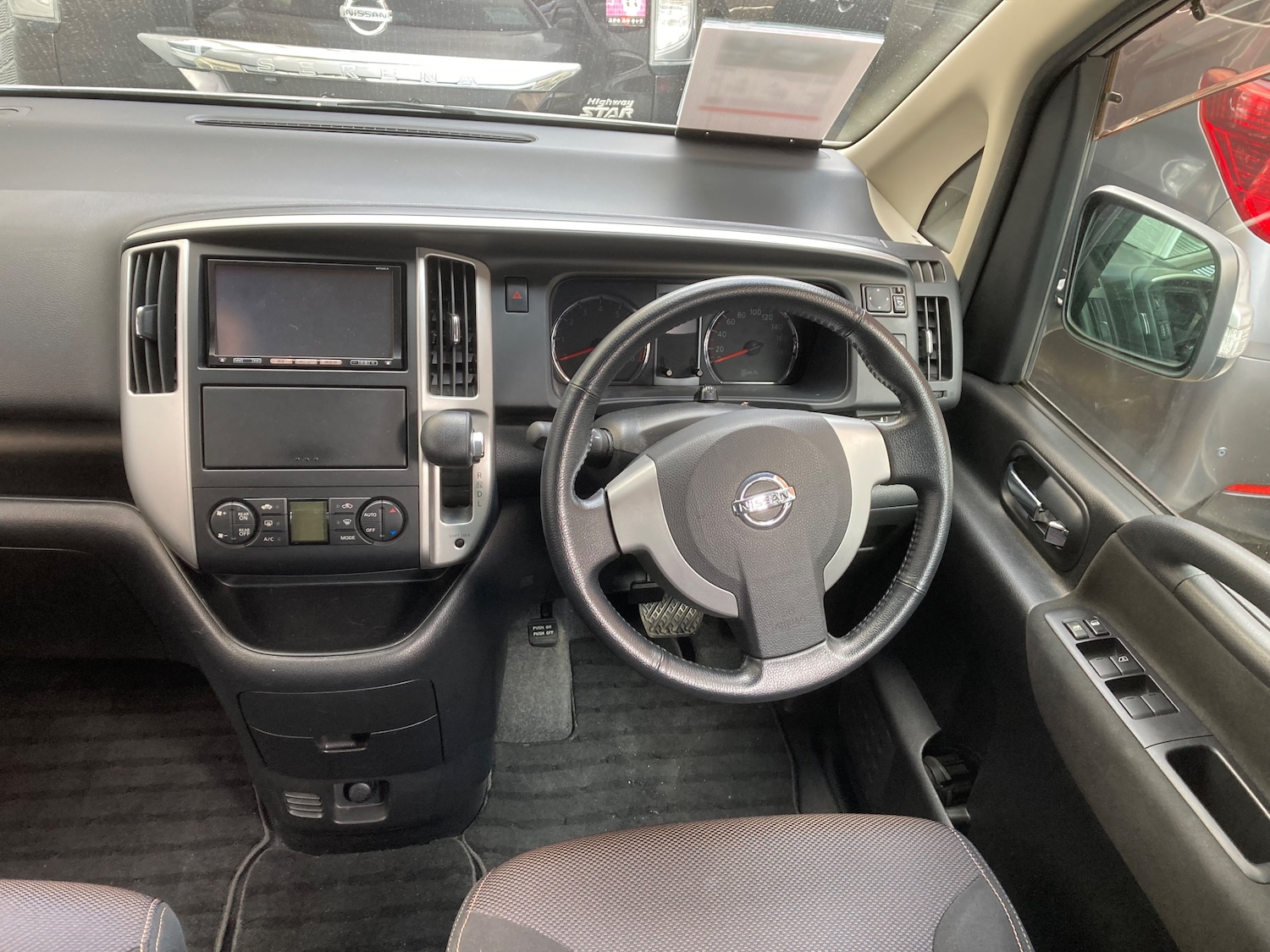 Used Nissan Serena for sale - 76357787: Photo 17