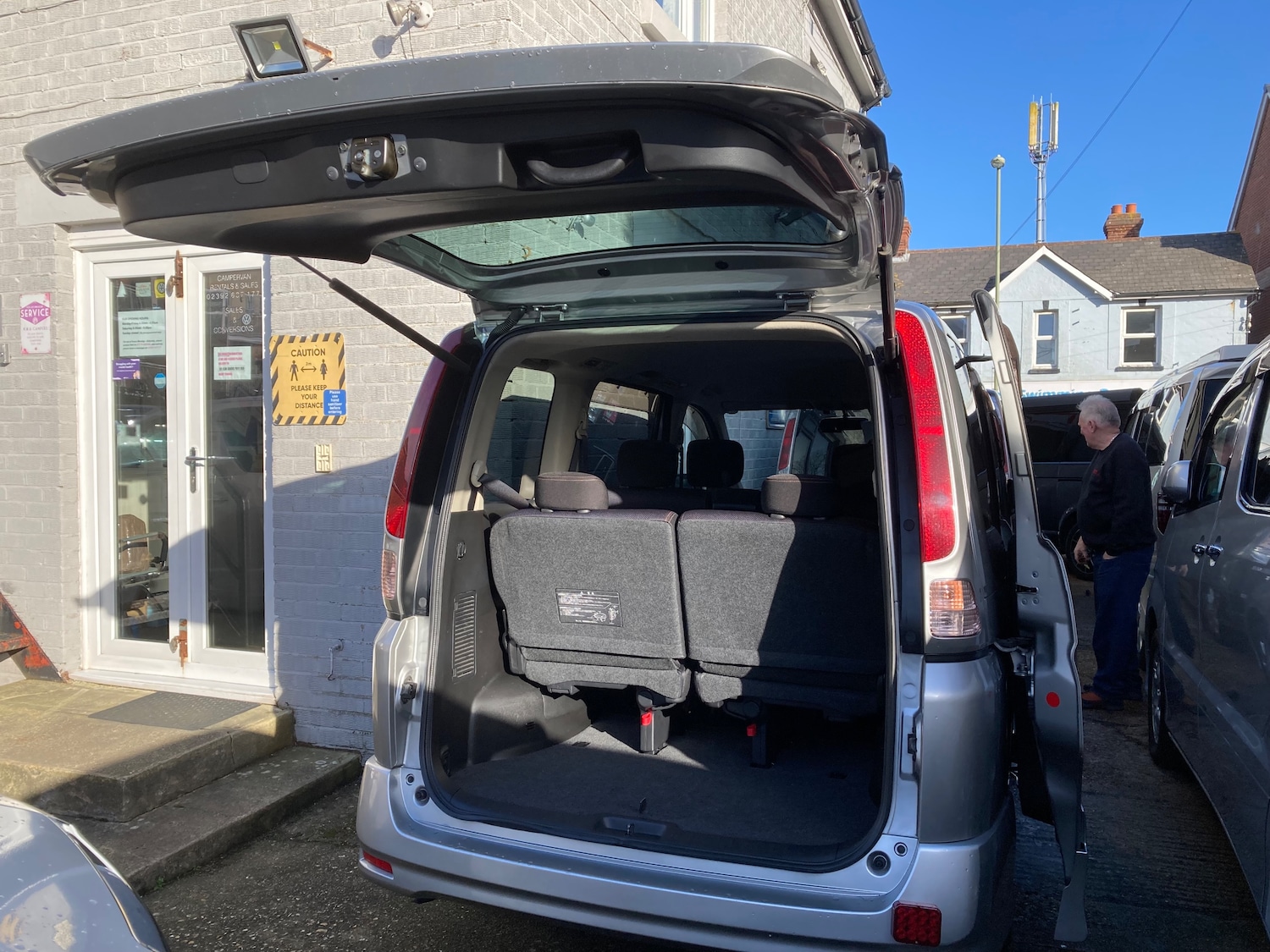 Used Nissan Serena for sale - 76357787: Photo 6