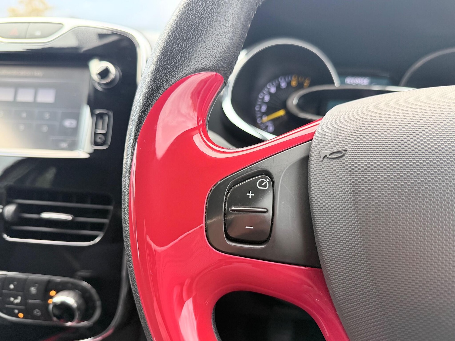 Used Renault Clio 2013 for sale - 76619635: Photo 49