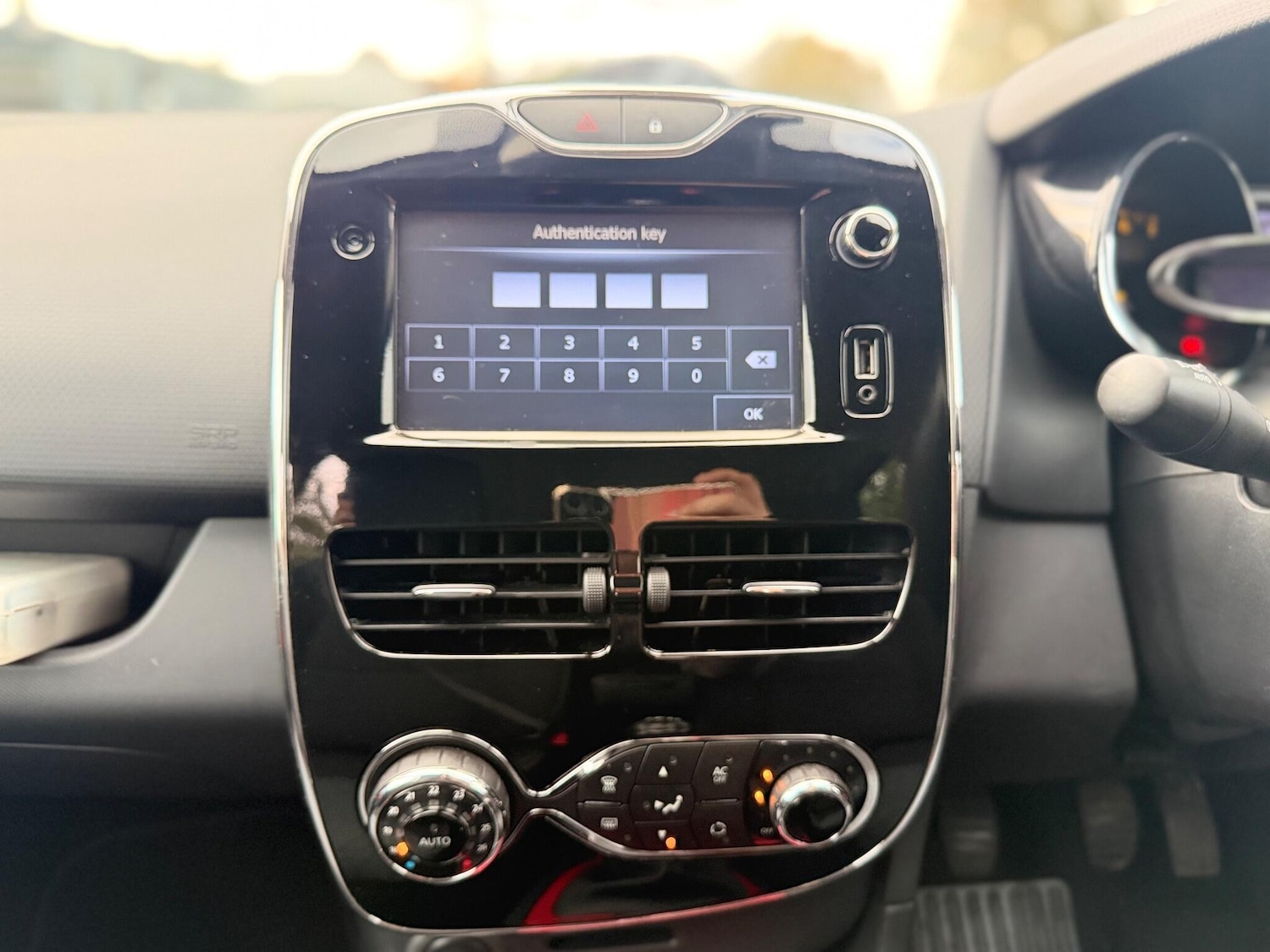 Used Renault Clio 2013 for sale - 76619635: Photo 60