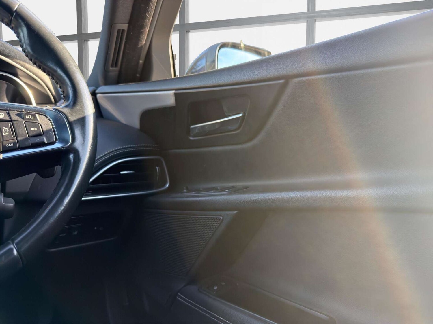 Used Jaguar XE 2016 for sale - 77946154: Photo 33