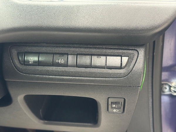 Used Peugeot 208 2015 for sale - 76325904: Photo 35
